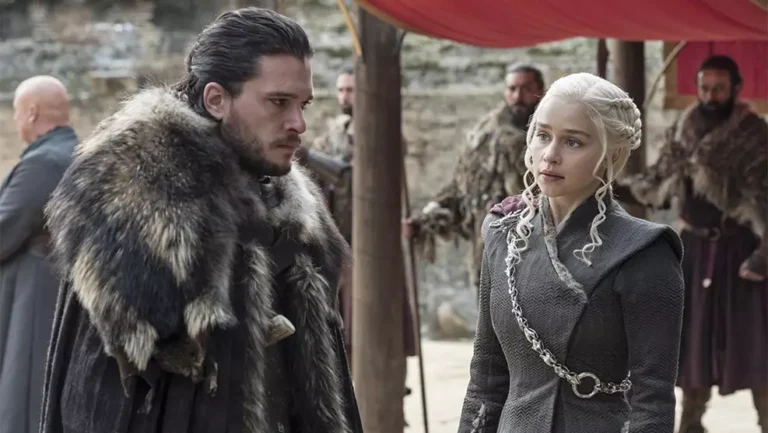 Elenco de Game of Thrones em momentos de despedida nos bastidores da série da HBO.