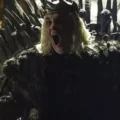 Arte de Game of Thrones com referência ao Rei Louco, tema da nova peça teatral da franquia