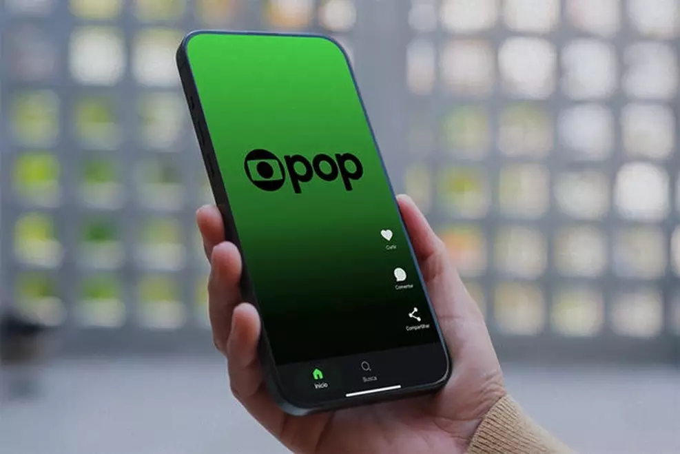 Interface do aplicativo GloboPop em um smartphone exibindo vídeo vertical da vilã Carminha.