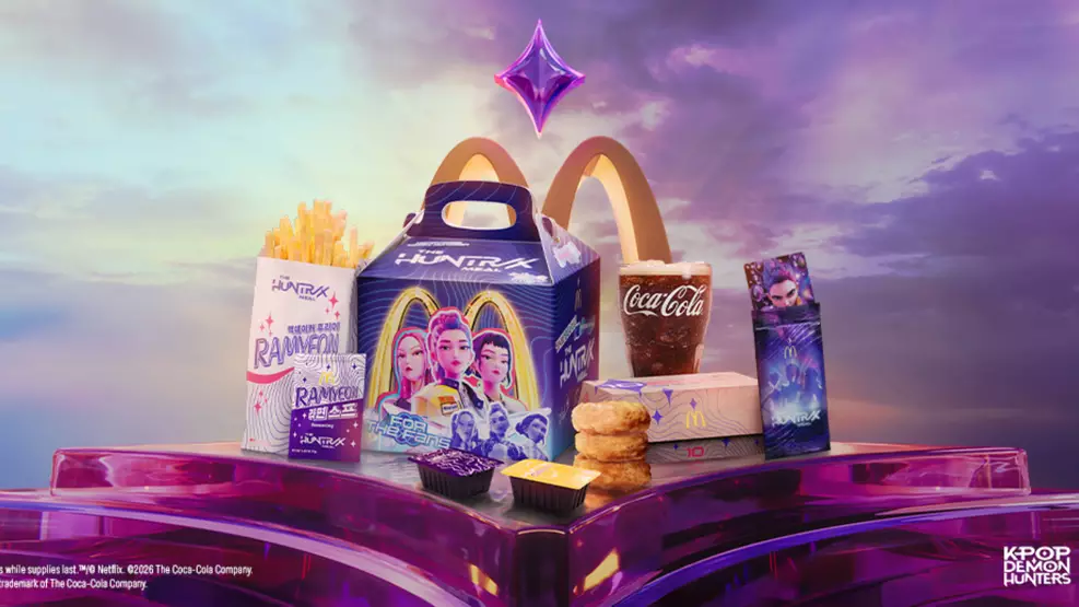 Silhueta das três protagonistas de Guerreiras do K-Pop em um anúncio promocional do McDonald's com a data 26 de abril.