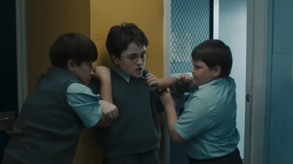 Cena dos bastidores da nova série de Harry Potter com equipe de produção em gravação