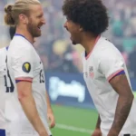 Jogadores da seleção dos EUA durante bastidores da série documental da HBO sobre a Copa do Mundo 2026