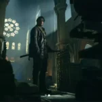 O ator Henry Cavill caracterizado com kilt escocês e ferimentos de batalha no set de Highlander.