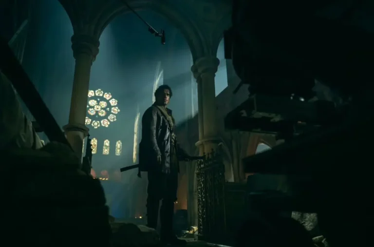 Henry Cavill caracterizado como o guerreiro imortal Connor MacLeod no reboot de Highlander.