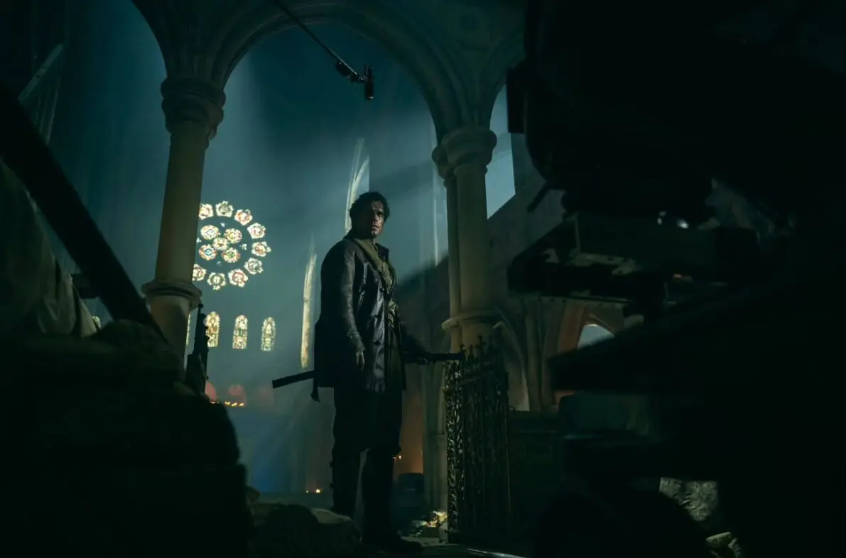 Henry Cavill caracterizado como o guerreiro imortal Connor MacLeod no reboot de Highlander.