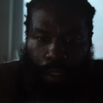 O ator Yahya Abdul-Mateen II em cena de ação da série Homem em Chamas