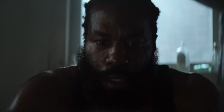 O ator Yahya Abdul-Mateen II em cena de ação da série Homem em Chamas