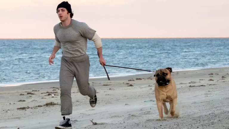 O ator Anthony Ippolito caracterizado como o jovem Sylvester Stallone durante as filmagens de Rocky.