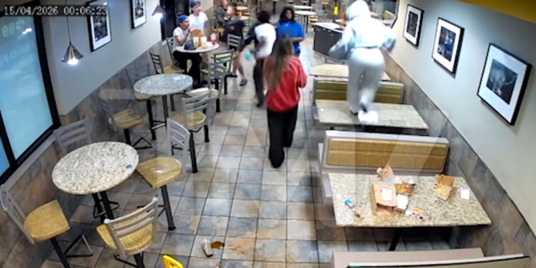 A rapper Ice Spice sentada em um estabelecimento comercial momentos antes de um incidente.