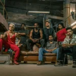 Elenco de Impuros reunido em cena durante gravações da sétima temporada no Rio de Janeiro