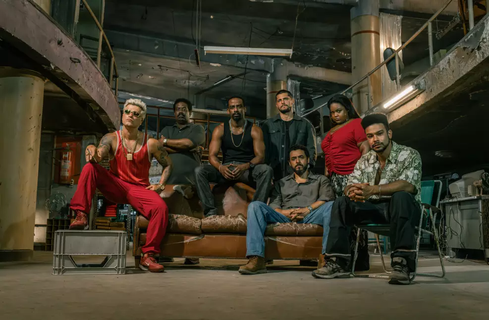 Elenco de Impuros reunido em cena durante gravações da sétima temporada no Rio de Janeiro