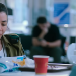 Cena da série Incondicional com a personagem Orna em um momento de desespero após a prisão da filha.