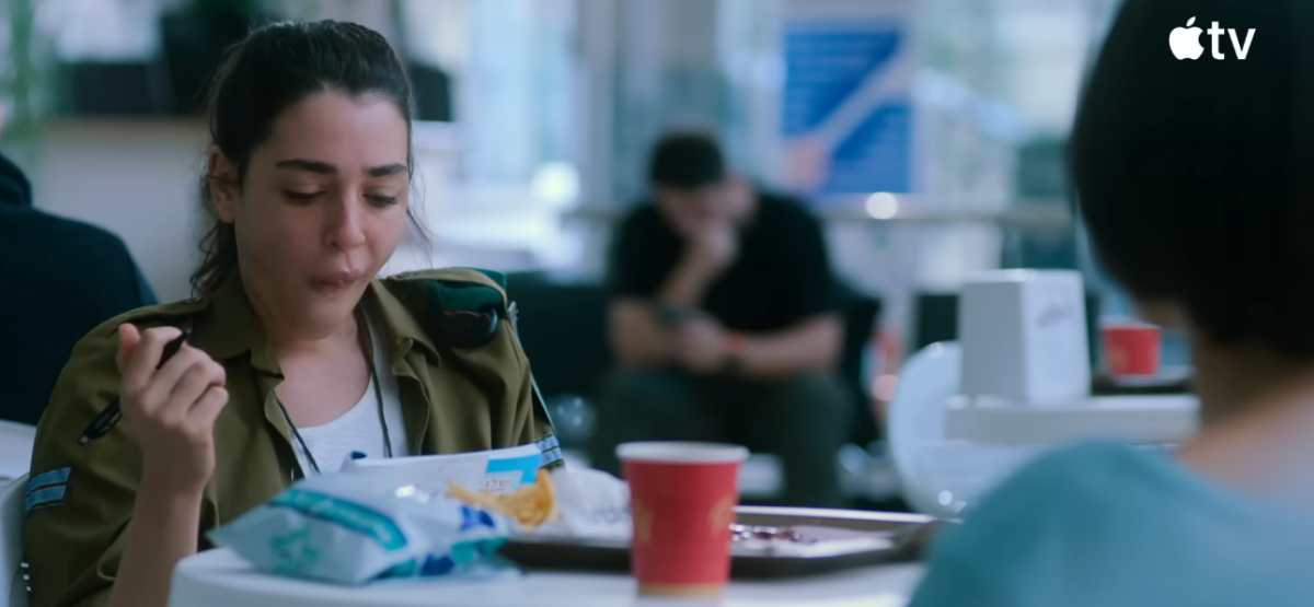 Cena da série Incondicional com a personagem Orna em um momento de desespero após a prisão da filha.