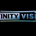 Logotipo da tecnologia Infinity Vision em uma sala de cinema de grande formato