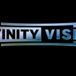 Logotipo da tecnologia Infinity Vision em uma sala de cinema de grande formato