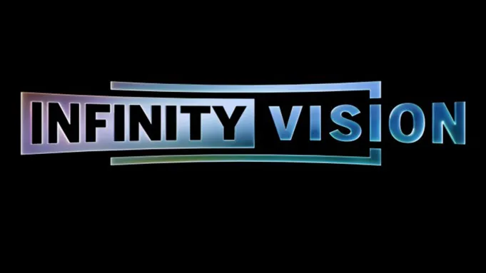 Logotipo da tecnologia Infinity Vision em uma sala de cinema de grande formato