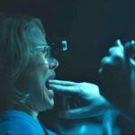 Cena sombria de Insidious: Out of the Further mostrando o reino do Lugar Distante.