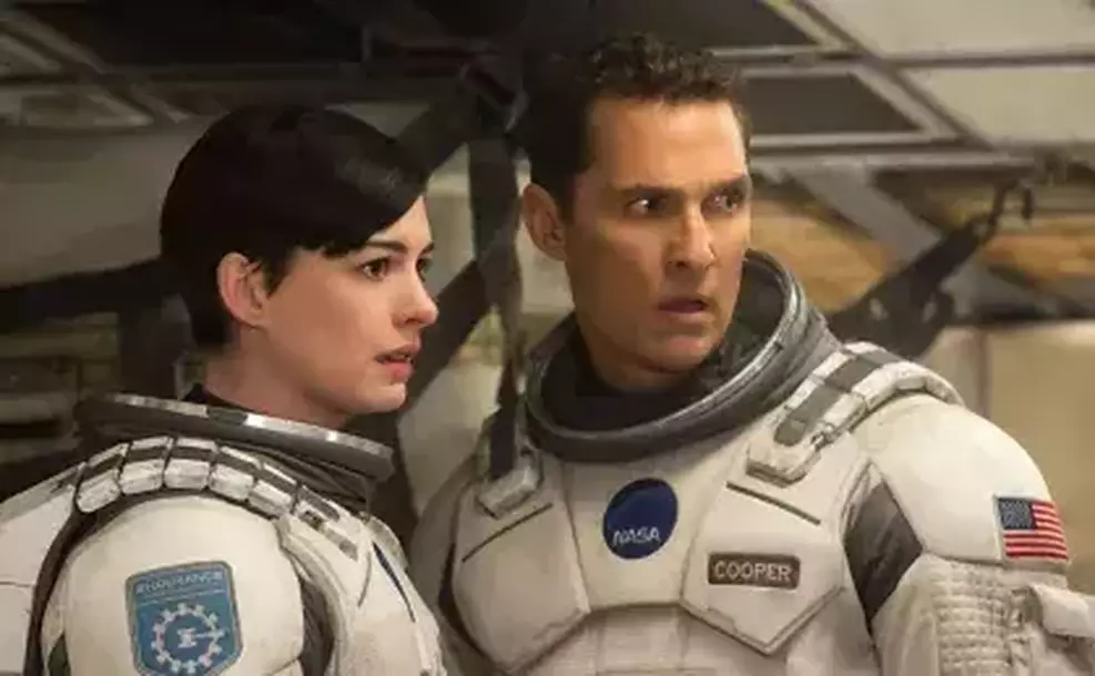 Cena de Interstellar mostrando astronautas explorando o espaço em busca de um novo lar para a humanidade, disponível no Paramount+.