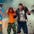 Cena promocional de “Jackass 5” com Johnny Knoxville e elenco em novas acrobacias perigosas, destacando o tom de despedida da franquia da Paramount Pictures.
