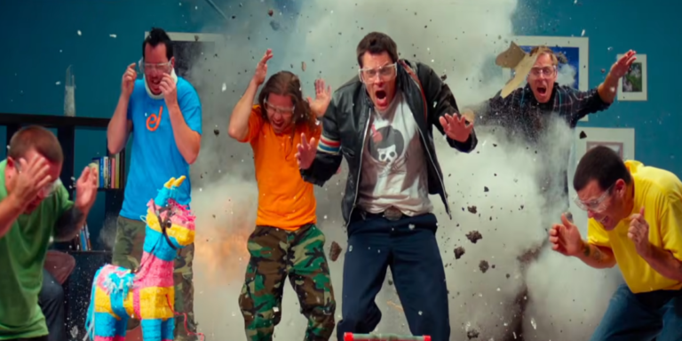 Cena promocional de “Jackass 5” com Johnny Knoxville e elenco em novas acrobacias perigosas, destacando o tom de despedida da franquia da Paramount Pictures.
