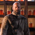 O ator Jason Statham em cena de ação do filme O Apicultor 2.