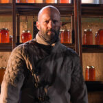 O ator Jason Statham em cena de ação do filme O Apicultor 2.