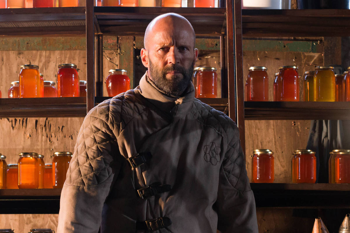 O ator Jason Statham em cena de ação do filme O Apicultor 2.