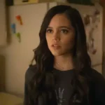 Jenna Ortega em cena de You como Ellie durante momento dramático da série