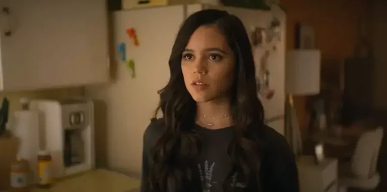 Jenna Ortega em cena de You como Ellie durante momento dramático da série