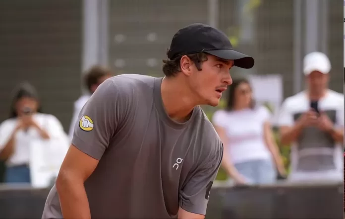 Tenista João Fonseca em ação durante partida oficial de tênis