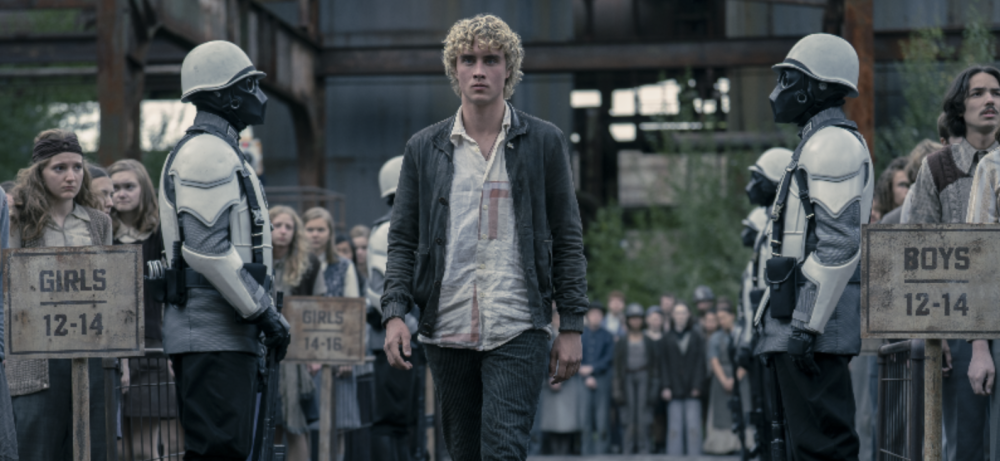 Cena de Joseph Zada como Haymitch Abernathy em momento de tensão no trailer de Jogos Vorazes: O Amanhecer na Colheita.