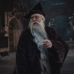 John Lithgow em evento, ator comenta polêmica envolvendo J.K. Rowling