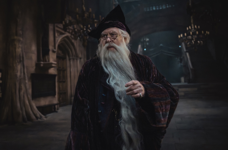 John Lithgow em evento, ator comenta polêmica envolvendo J.K. Rowling