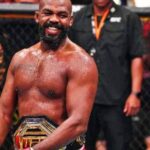 O lutador Jon Jones em um evento do UFC cercado por fãs.