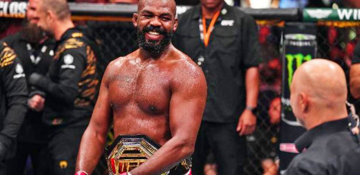 O lutador Jon Jones em um evento do UFC cercado por fãs.