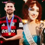 O jogador Jorginho em campo pelo Flamengo e a cantora Chappell Roan em apresentação no Lollapalooza.