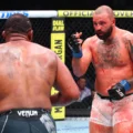 Josh Hokit e Curtis Blaydes trocam golpes durante luta intensa no octógono do UFC 327 em Miami.