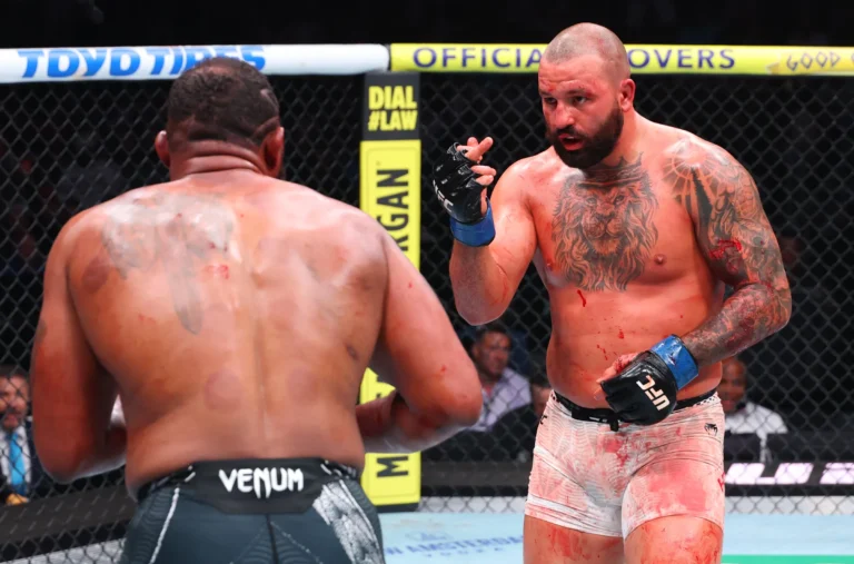 Josh Hokit e Curtis Blaydes trocam golpes durante luta intensa no octógono do UFC 327 em Miami.