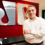 Fernando Pelegio em ambiente corporativo da Jovem Pan