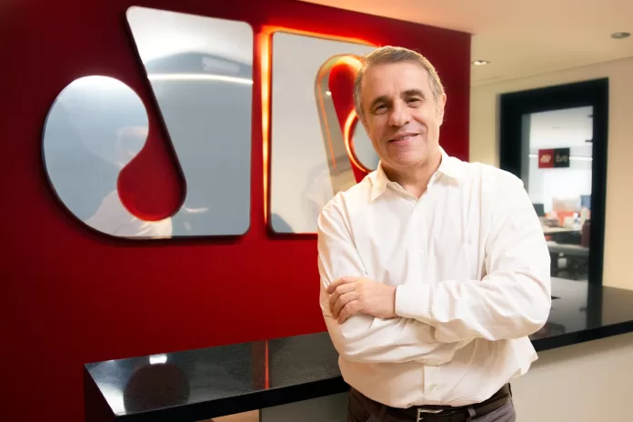 Fernando Pelegio em ambiente corporativo da Jovem Pan