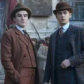 O ator Hero Fiennes Tiffin como o protagonista na série Jovem Sherlock do Prime Video.