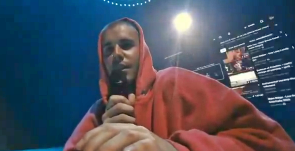 justin-bieber-show-coachella-karaoke Justin Bieber no palco do Coachella cantando em frente a um notebook em uma estrutura simples.