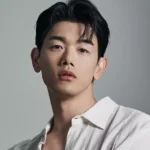 A atriz Yoo Ji-young em cena que remete ao universo da música pop coreana
