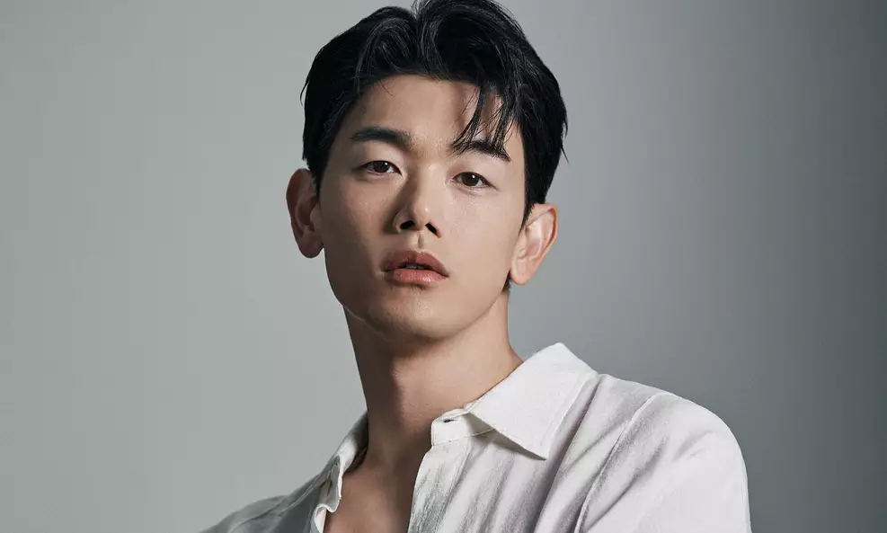 A atriz Yoo Ji-young em cena que remete ao universo da música pop coreana