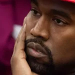 O rapper Kanye West em uma apresentação recente, sob risco de ter show cancelado na França.