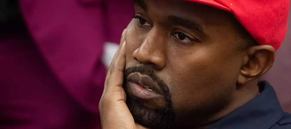 O rapper Kanye West em uma apresentação recente, sob risco de ter show cancelado na França.