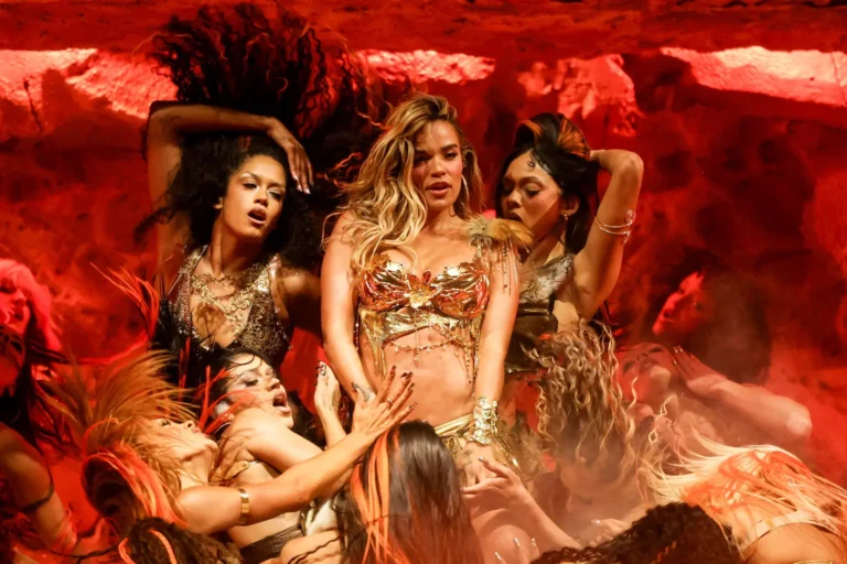 A cantora colombiana Karol G durante sua performance histórica no palco principal do Festival Coachella.