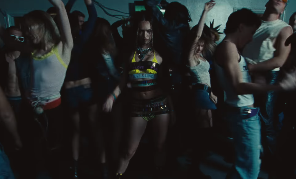 KATSEYE anuncia single "Pinky Up" com teasers antes do Coachella