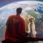 O cachorro Krypto voando sobre a cidade de Metrópolis em cena da animação.