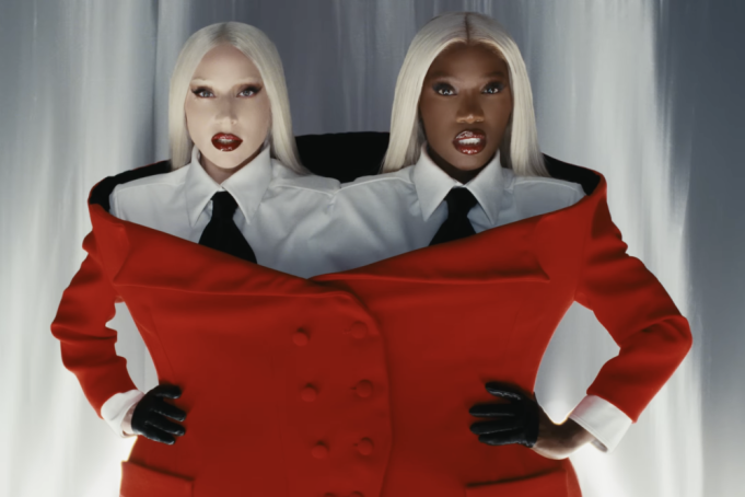 Imagem promocional do videoclipe Runway com Lady Gaga e Doechii em estética de alta moda e passarela